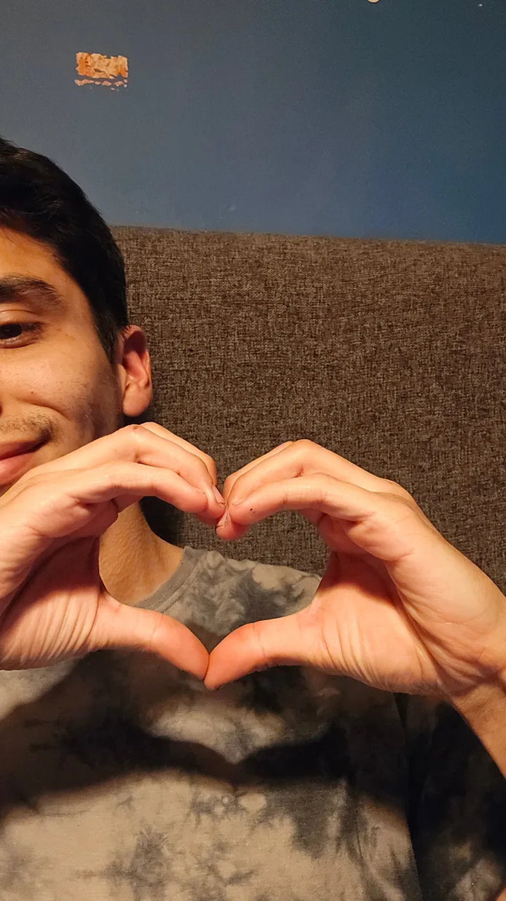 Nicolás Martínez, ganador del Concurso Magnético #01, formando un corazón con sus manos.
