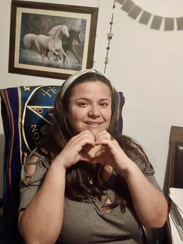 Joanna San Martín, ganadora del Concurso Magnético #02, formando un corazón con sus manos.