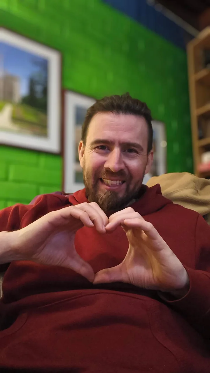 Felipe Concha, ganador del Concurso Magnético #04, formando un corazón con sus manos.