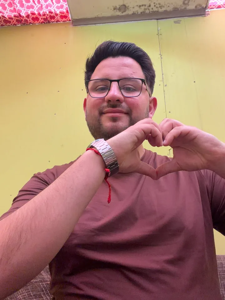 Edgard Schumann, ganador del Concurso Magnético #05, formando un corazón con sus manos.